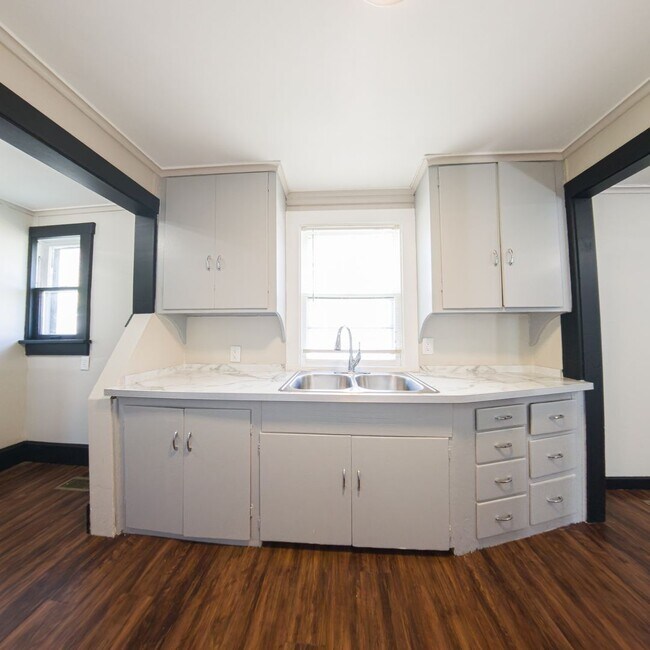 Building Photo - 2 Bedroom 1 Bath 1 Stall Garage For Rent