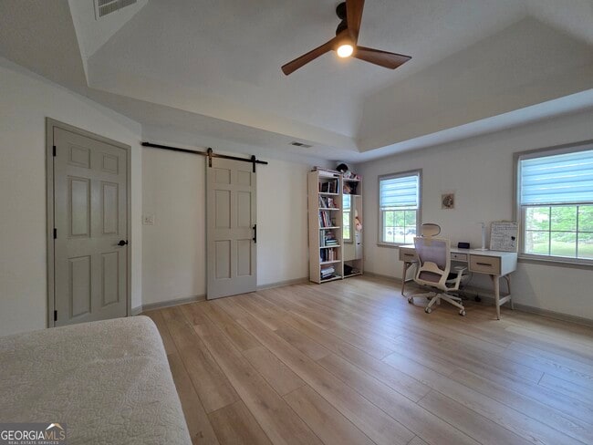 Building Photo - 215 Calgary Dr