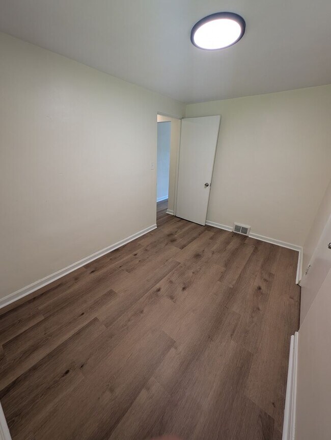Building Photo - Newly Renovated 2Bd/2Bath Home with Bonus Room -- Available NOW!