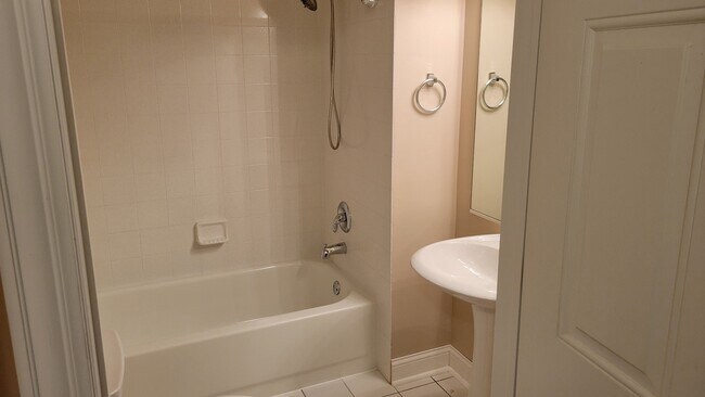 Building Photo - 15 Foxcroft Rd