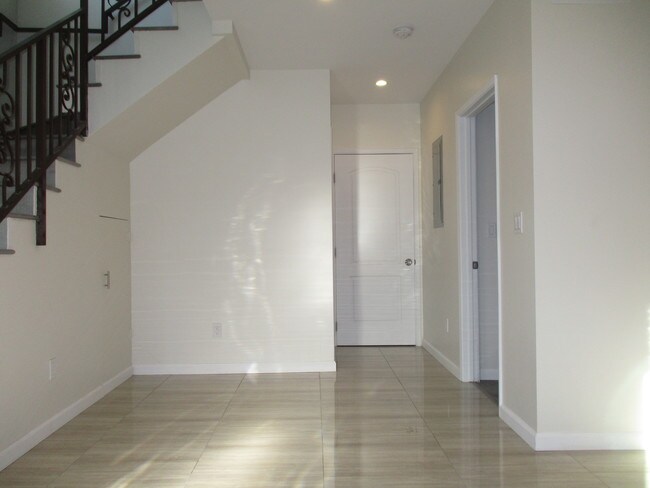 Building Photo - 6516 Beck Ave