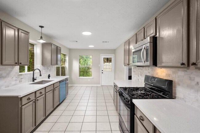 Building Photo - 6615 Broken Stone