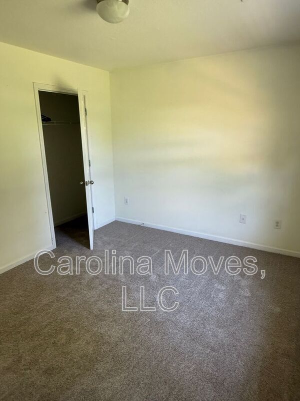 Building Photo - 7 Birchbriar Way