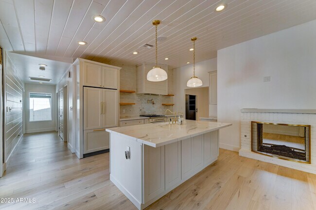 Building Photo - 4331 E Avalon Dr
