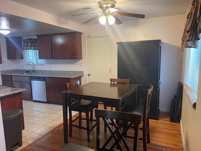 Building Photo - Ideal 4br/2ba single story with chefs kitchen