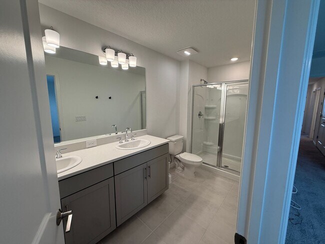 Building Photo - 3 Bedroom 2.5 Bath Townhouse W/1 Car garag...