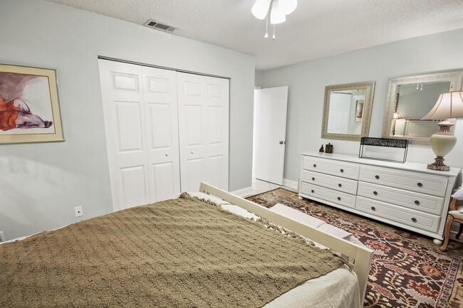 Building Photo - 9145 Beverly Ct