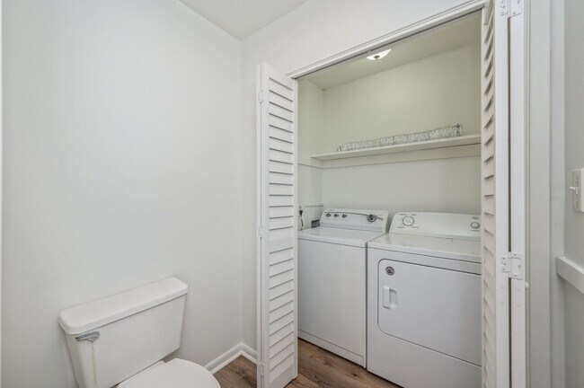 Building Photo - Spacious townhouse with large 2nd floor covered patio!