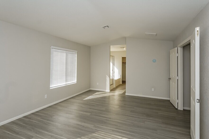 Building Photo - 949 Country Skies Ave