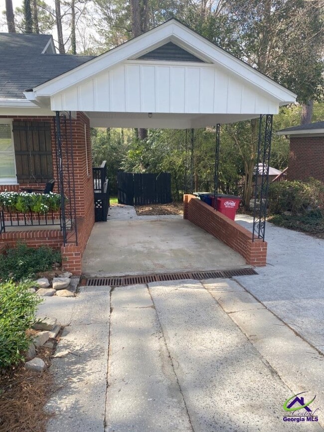 Building Photo - 2740 Northwoods Dr S