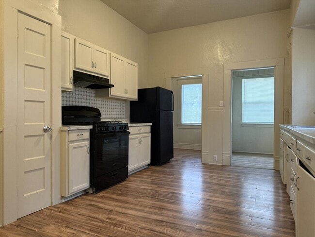 Building Photo - Endearing 2/1 Available Now!!!