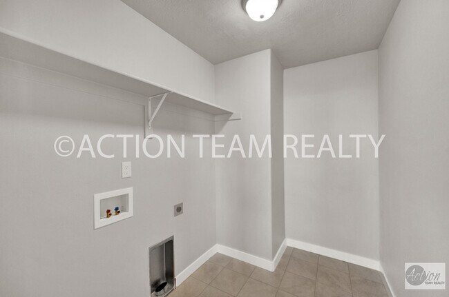 Building Photo - Beautiful Townhome in Bluffdale