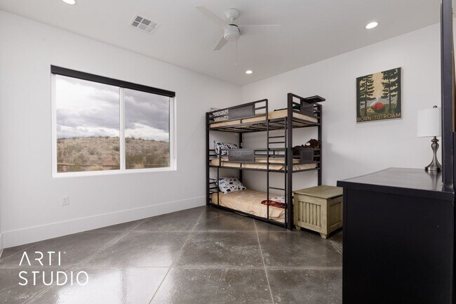 Building Photo - Beautiful 6 Bedroom 4.5 Bathroom Home in D...