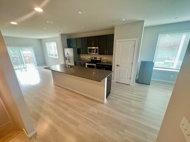 Building Photo - Exceptional 4 Bed 3 Bath Townhome on corner lot. One months rent free!!