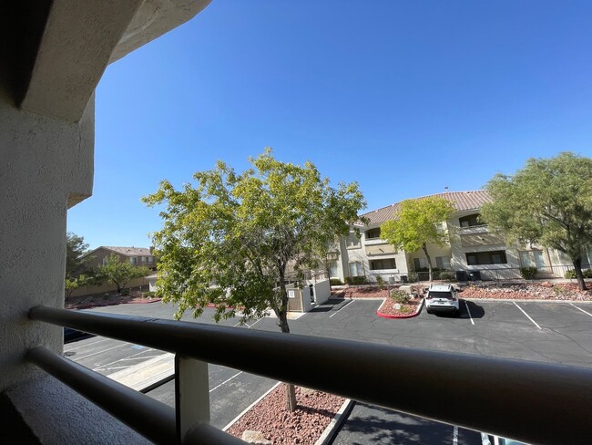 Building Photo - 2 Bedroom Summerlin Condo - Gated community