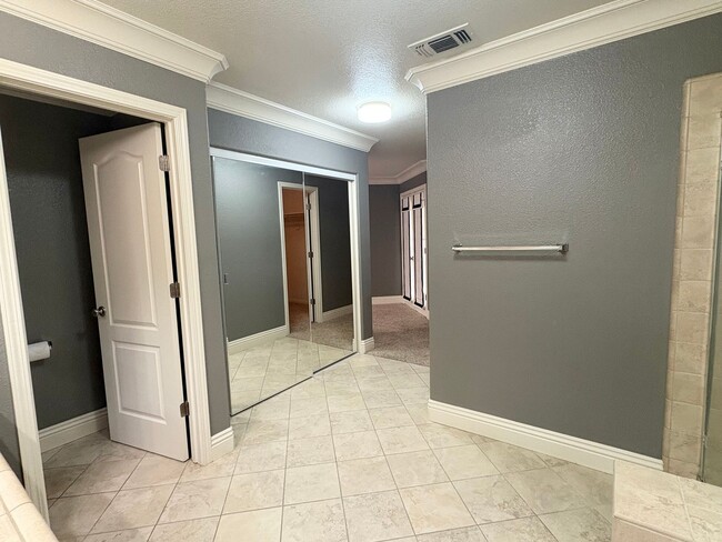 Building Photo - Beautiful 4 Bedroom 3 Full Bath Home in Th...