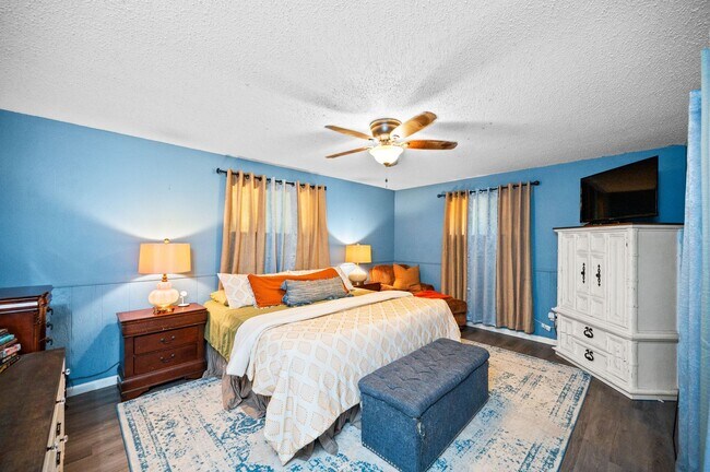 Building Photo - Move in ready August 1, 2025