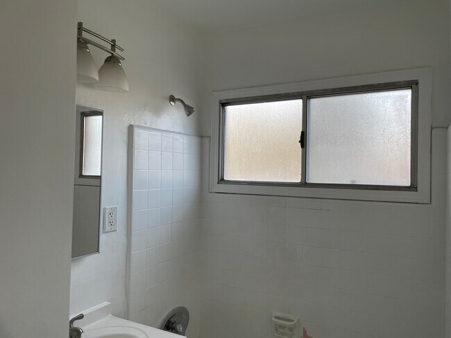 Bathroom - 6128 De Longpre Ave