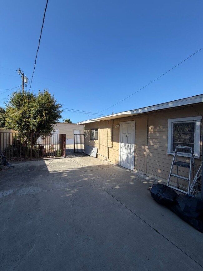 Building Photo - 10031 Larson Ave