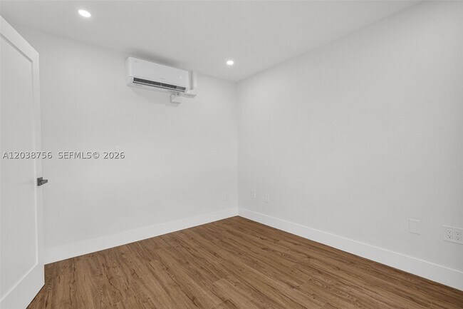 Building Photo - 8201 SW 42nd St