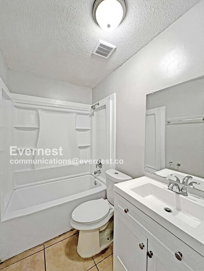 Building Photo - 922 Woodburne Pl