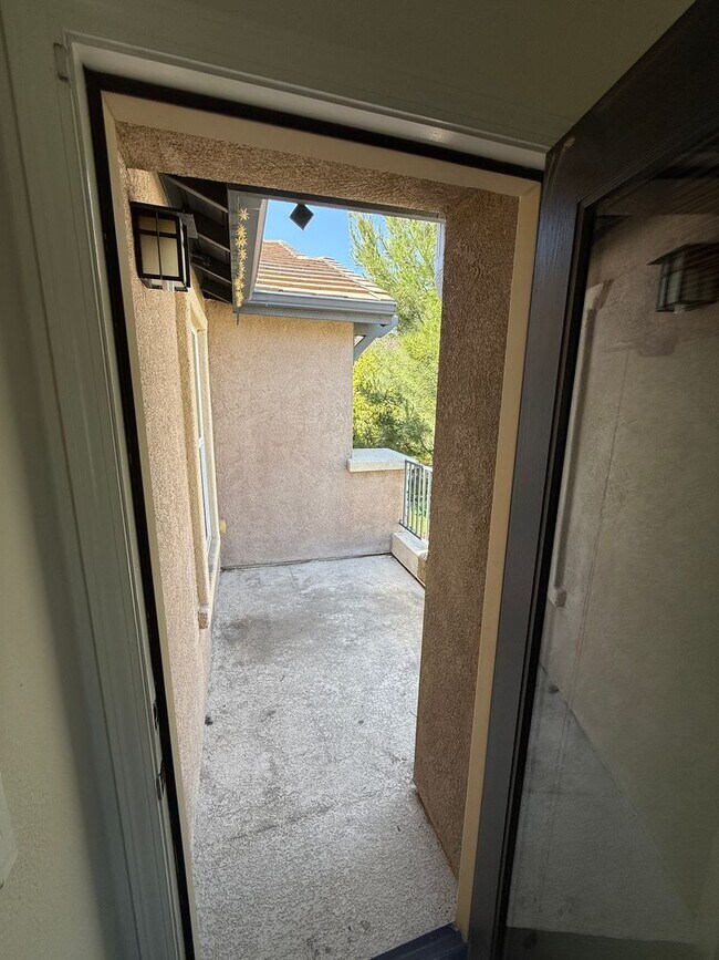 Building Photo - Beautiful 4 Bedroom, 2 1/2 Bathroom Townho...