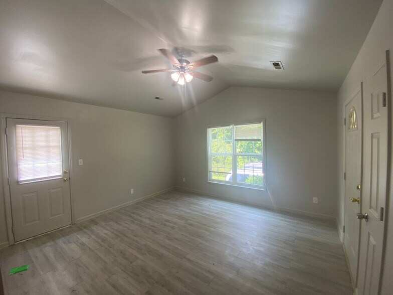 Building Photo - Room in Duplex on Beck St