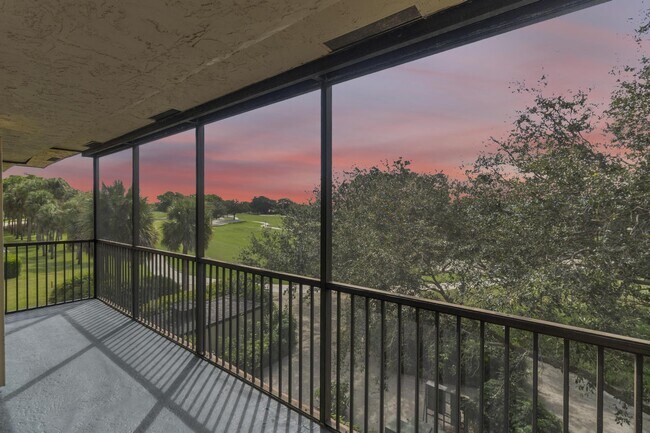 Building Photo - 200 Jacaranda Country Club Dr