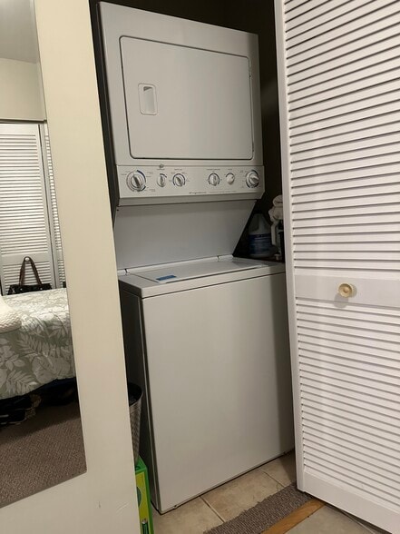 Building Photo - 213 19th St NE