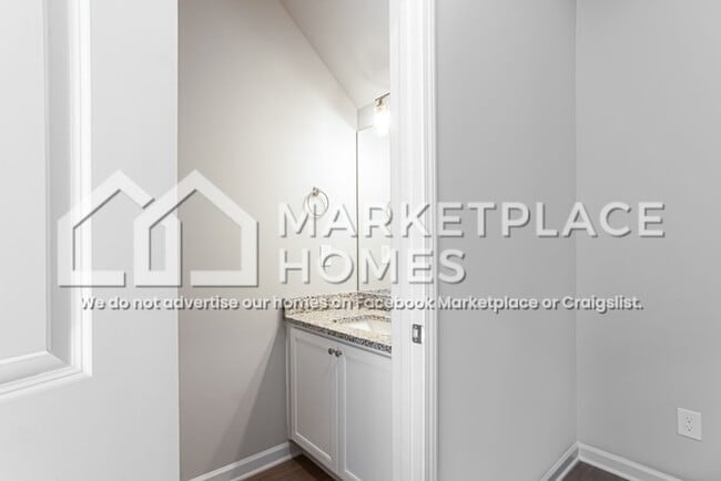 Building Photo - 242 Ww Carr Ave