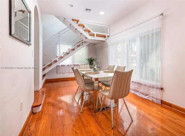 Building Photo - 527 SW 20th Rd