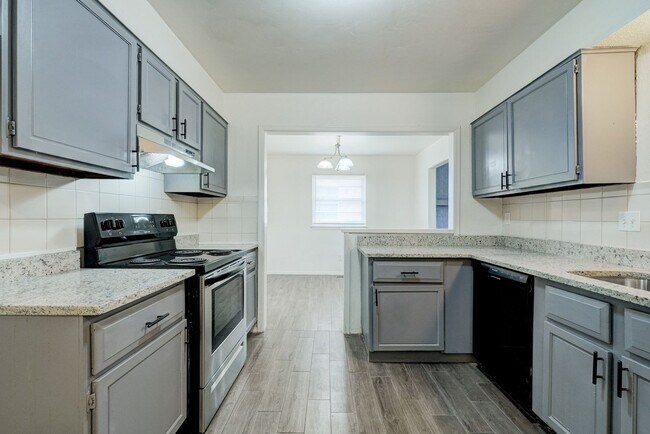 Building Photo - 3 bedroom 2.5 bath - NW Highway and Rockwell