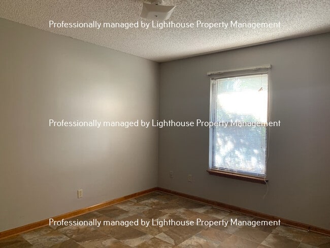 Building Photo - Relaxing townhome in Arlington with covered parking