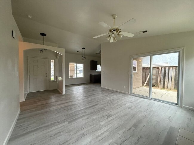 Building Photo - Beautiful 4 bedroom 2 bath home