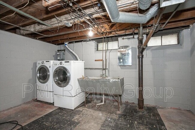 Building Photo - 1547 Sherbrook Rd