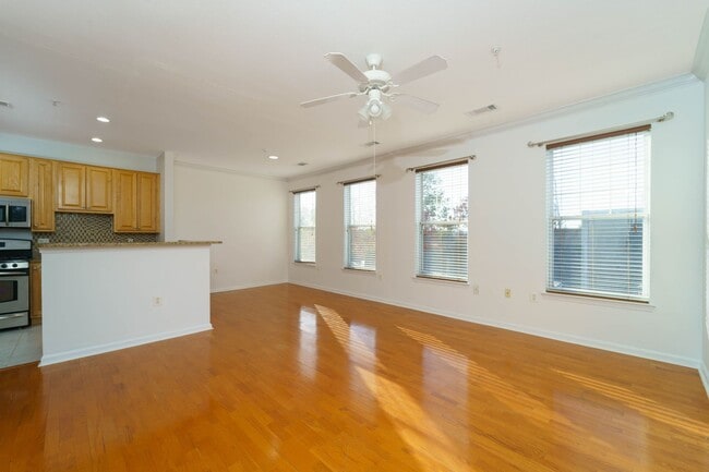 Building Photo - 3 level 2 BR 2BA condo in Fairfax Ridge