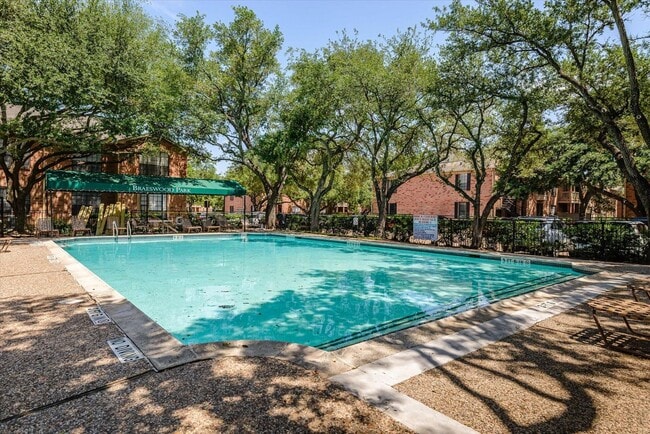 Building Photo - 2255 Braeswood Park Dr