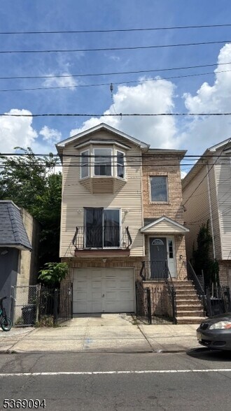Primary Photo - 924 Bergen St