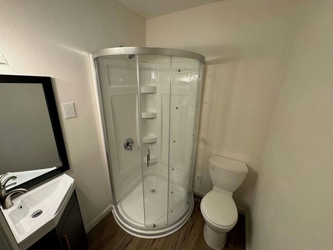 Building Photo - 715 W 6th St