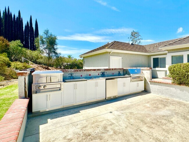 Building Photo - 4286 La Canada Rd