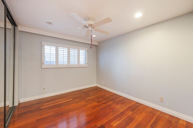 Building Photo - Cozy Condo in Manhattan Beach!