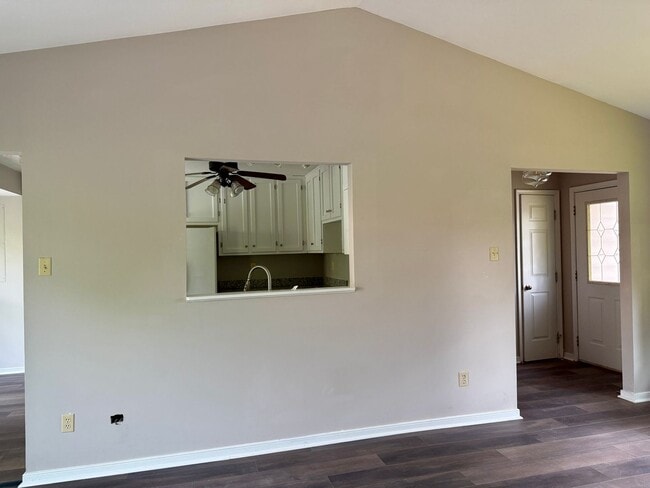 Building Photo - Adorable Recently Renovated 3 Bed 1.5 Bath...