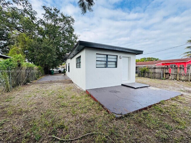 Building Photo - 1210 Fisherman St