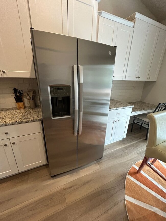 Building Photo - Lovely Furnished Home - $200 Off 1st Month Rent (Upon Approval)