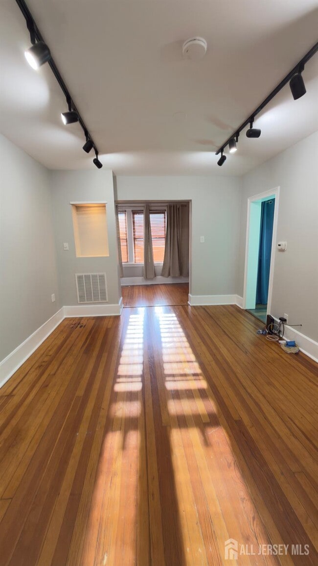 Building Photo - 55 Suydam St