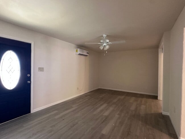 Building Photo - 501 Villa Dr