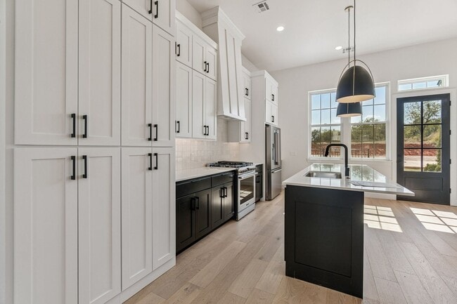 Building Photo - Townhome 2 bed 2.5 Bath "The White Workroom" in The Heart of Selah