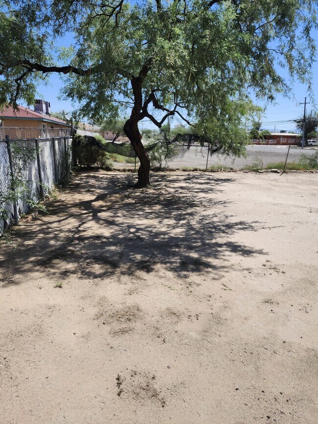 Building Photo - 1408-1410 N Hualpai Rd