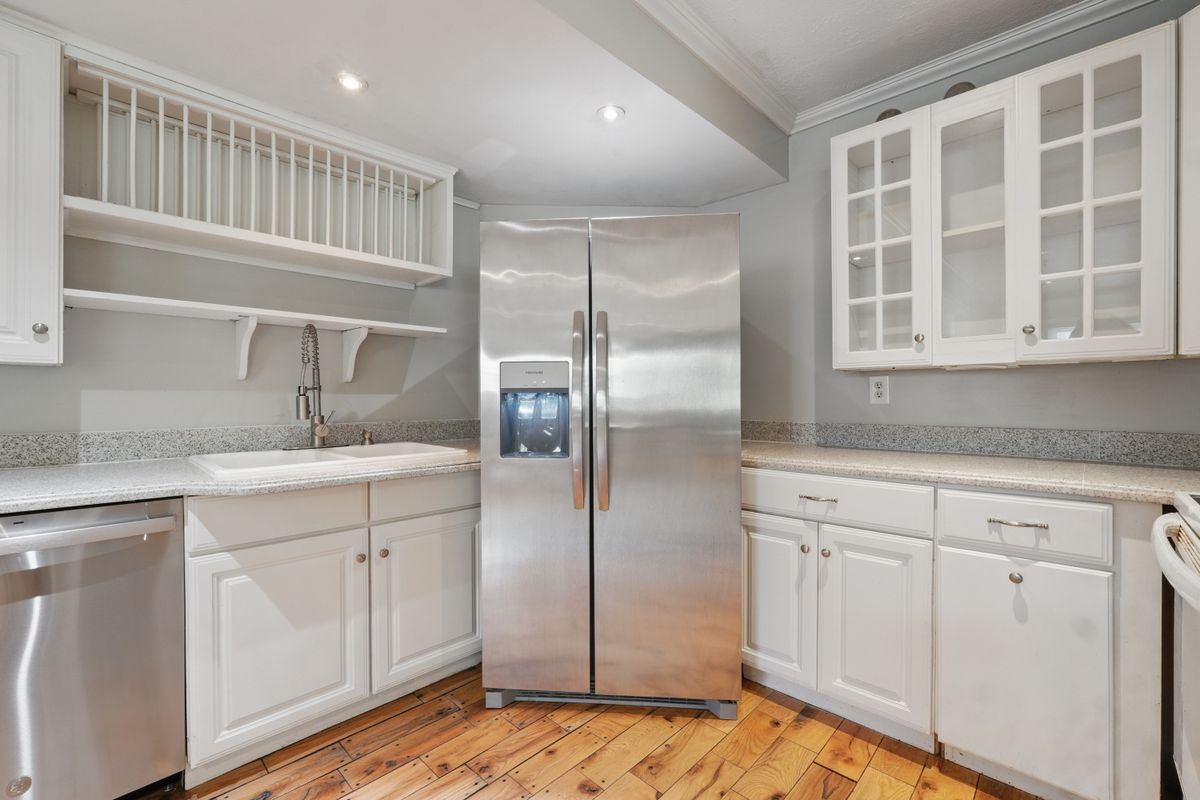 Building Photo - 3127 N Riverside Dr