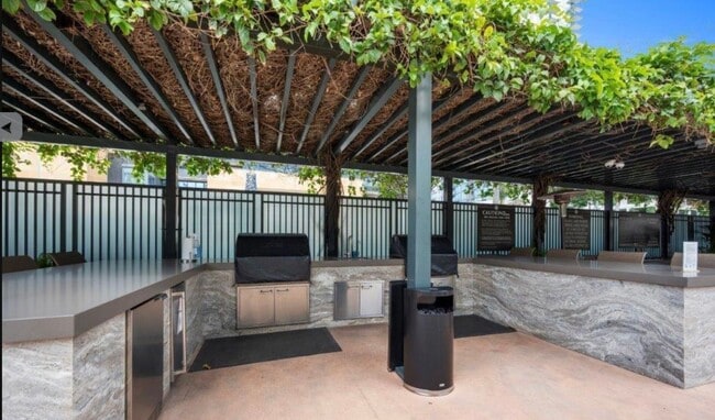 Building Photo - Newly updated features! 1 bedroom, 1.5 bat...